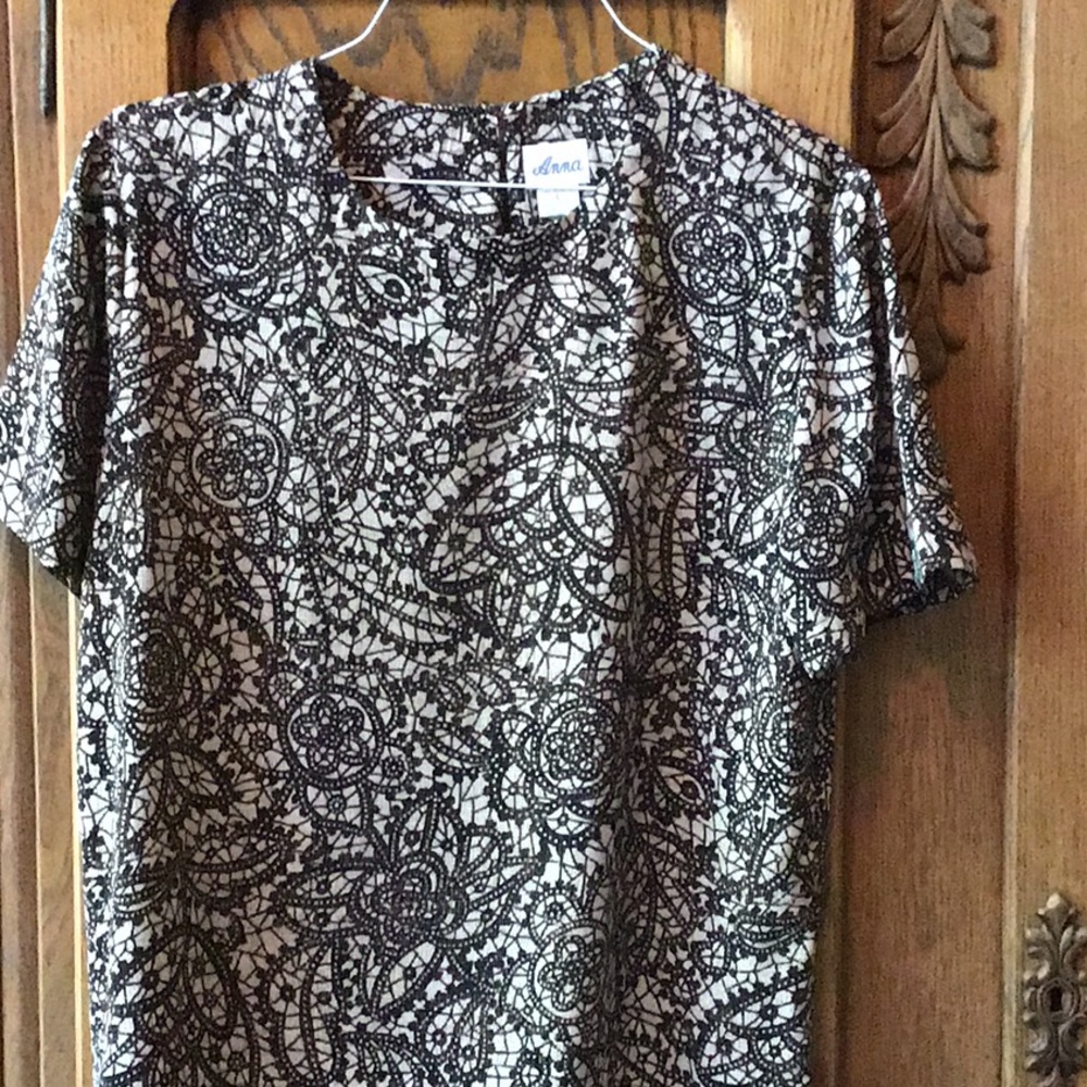 Anna Black and Beige short sleeved Top